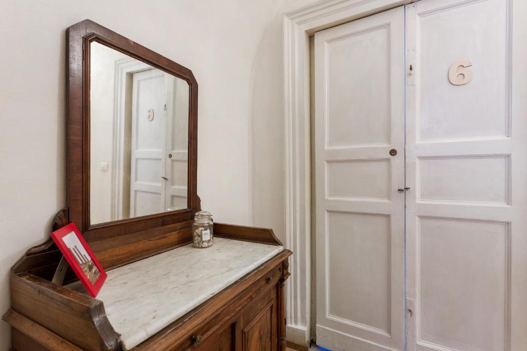 Uma casa de banho em Da Gianni e Lucia Rooms with bathroom in the city center
