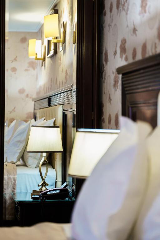 Postel nebo postele na pokoji v ubytování Grand Hotel Orient Braila