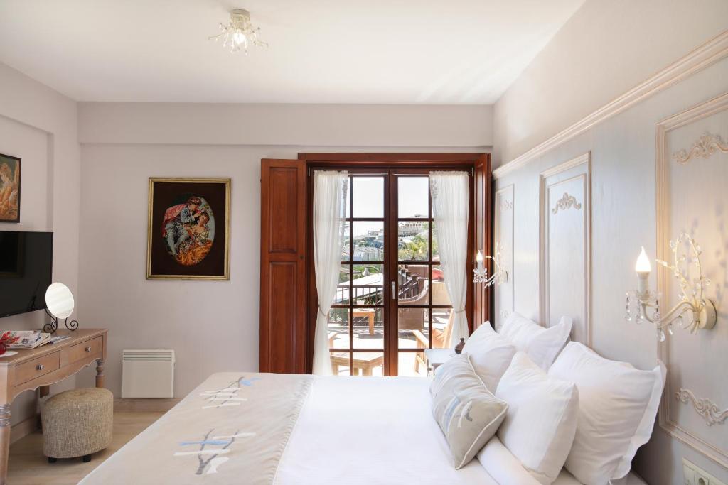 Postel nebo postele na pokoji v ubytování Alacati Kapari Hotel - Special Category
