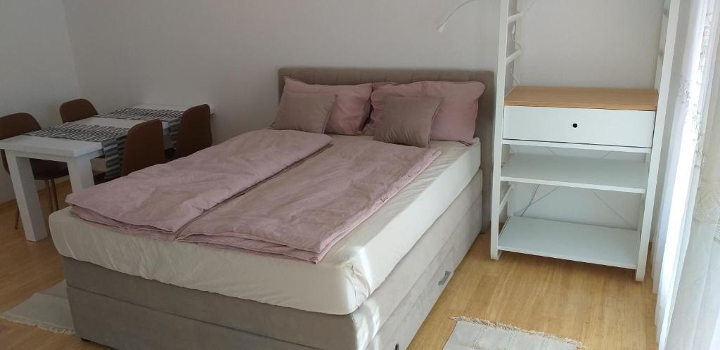 Bett in einem Zimmer mit einem Schreibtisch und einem Bett in der Unterkunft Love 2 Solkan in Nova Gorica