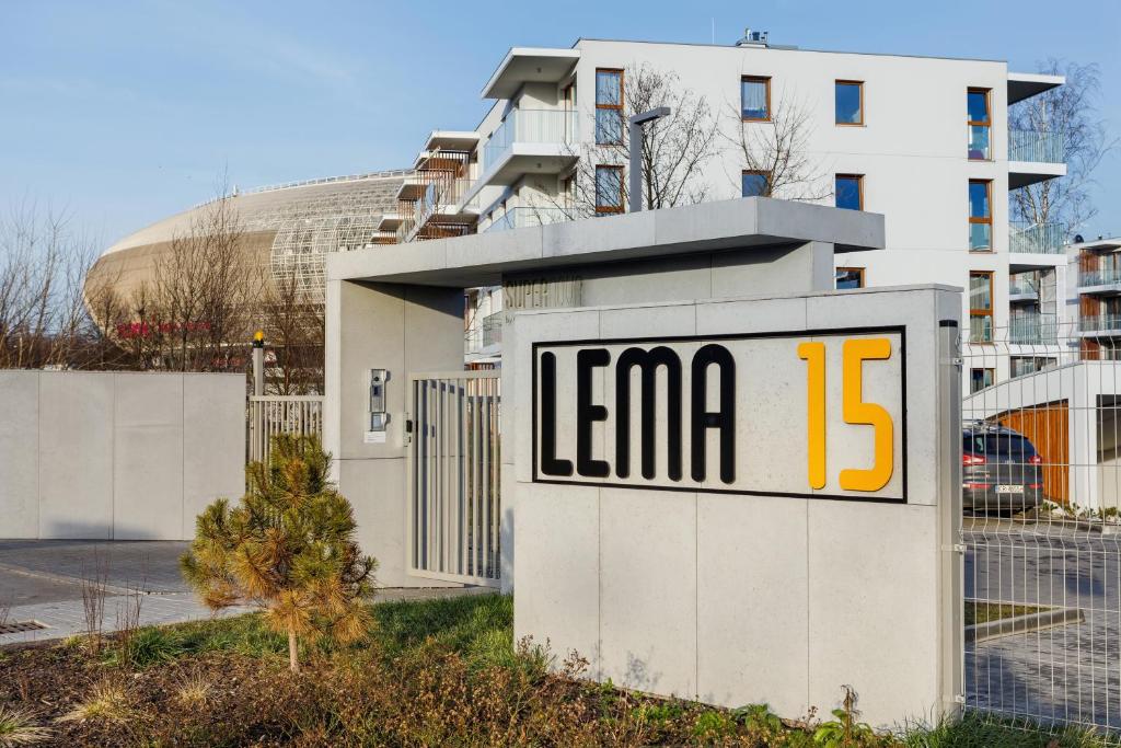 Znak z napisem "Leona przed budynkiem" w obiekcie Apartments Supernova near Tauron Arena by Renters w Krakowie