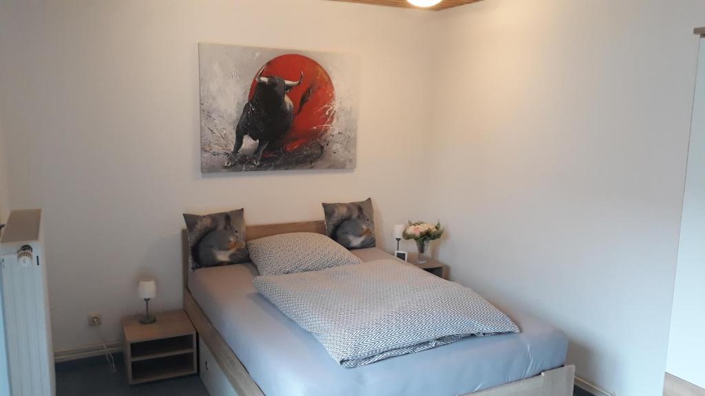 Bett in einem Zimmer mit Wandgemälde in der Unterkunft 1 Zimmer Appartment in Springe