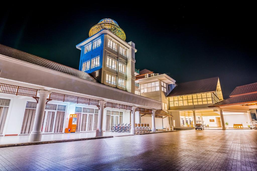 um edifício com uma torre de relógio em cima em Katathong Golf Resort & Spa em Phangnga
