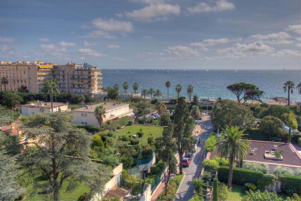 une vue aérienne d'une ville et de l'océan dans l'établissement BEL APPARTEMENT PROCHE PLAGE ET CENTRE VILLE, à Cannes