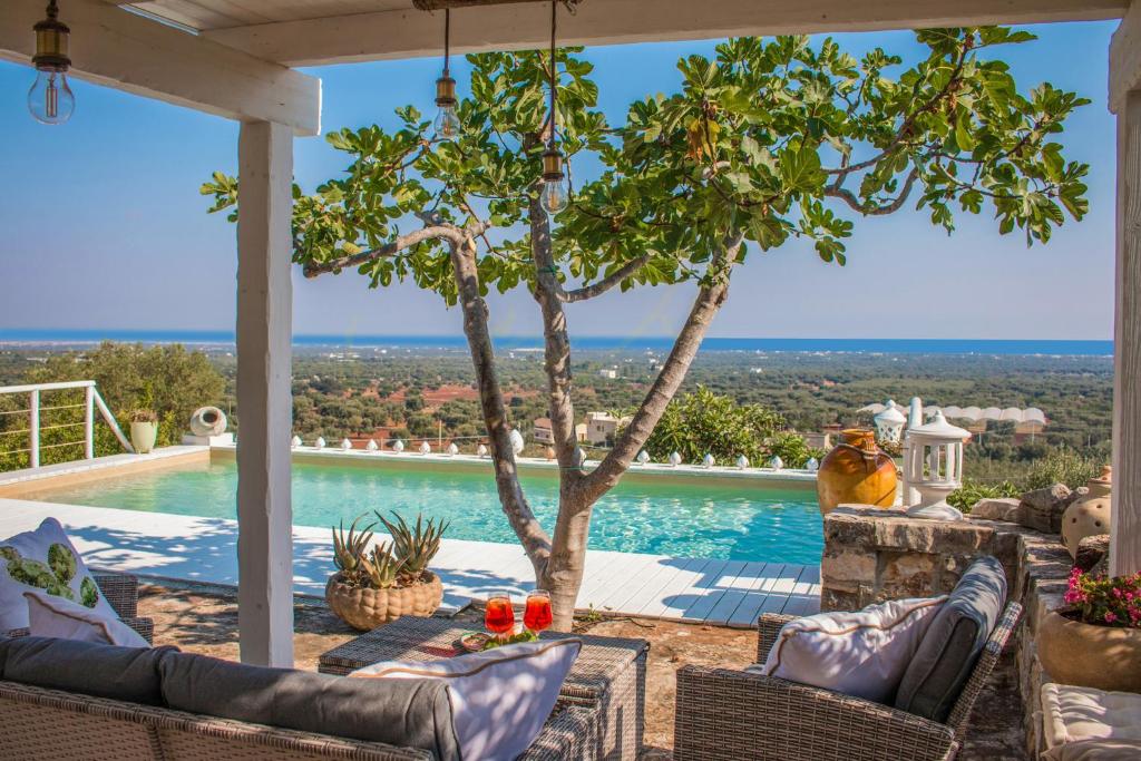 Cette maison offre une vue sur la piscine. dans l'établissement TD Casa Torchiano Hilltop Pool with Sea View, à Monopoli