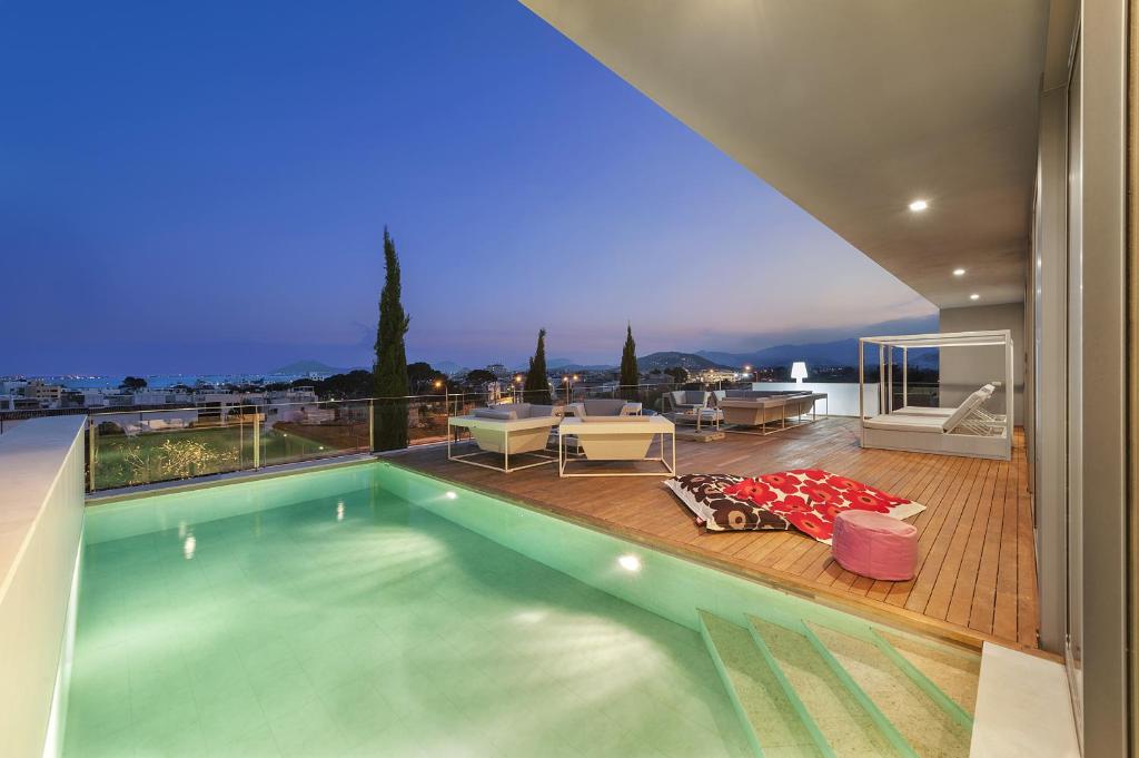 una piscina en una casa con vistas a un patio en Luxury Villa Phoenix, en Puerto Pollensa
