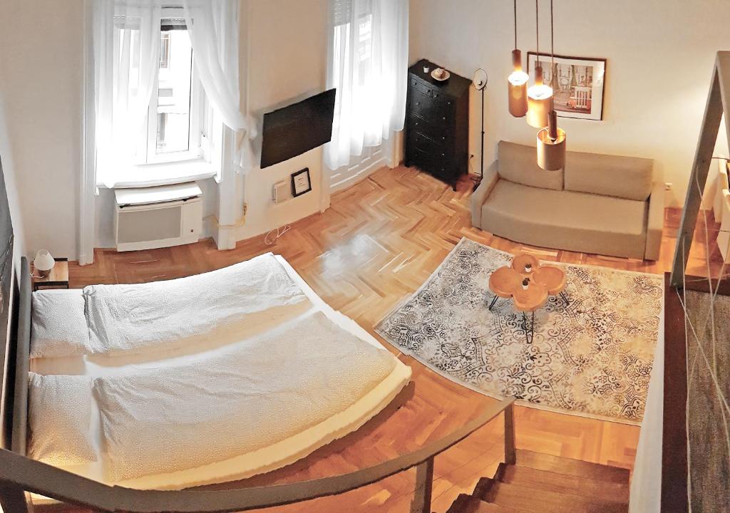 salon z kanapą i stołem w obiekcie Luxury new apartment with gallery at Dob street nearby Gozsdu court w Budapeszcie