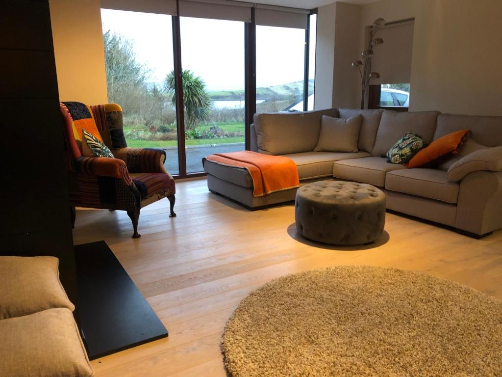 uma sala de estar com um sofá e uma mesa em Westport Coastal Lodge em Westport