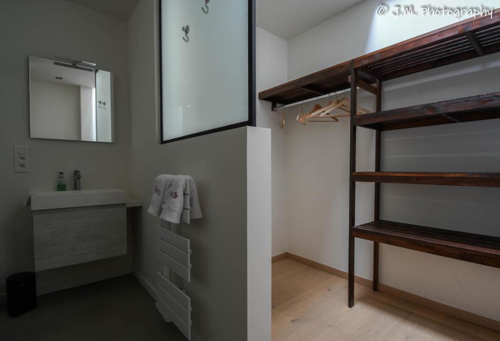 a bathroom with a sink and a mirror at James & Leon in Ostend