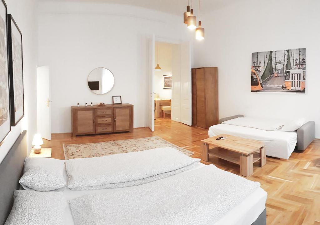 Posteľ alebo postele v izbe v ubytovaní Luxury new cozy flat at Dob street nearby Gozsdu court