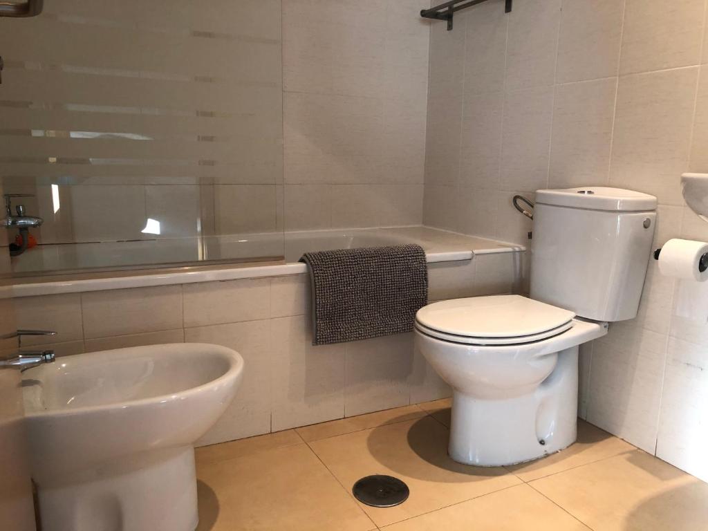 een badkamer met een toilet, een wastafel en een bad bij Jardin 1196 in Alhama de Murcia