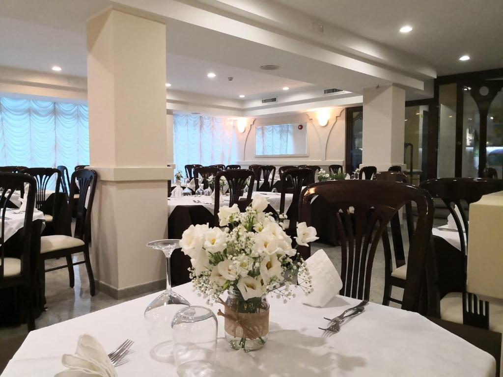 Restaurace v ubytování Hotel Borgo Marina
