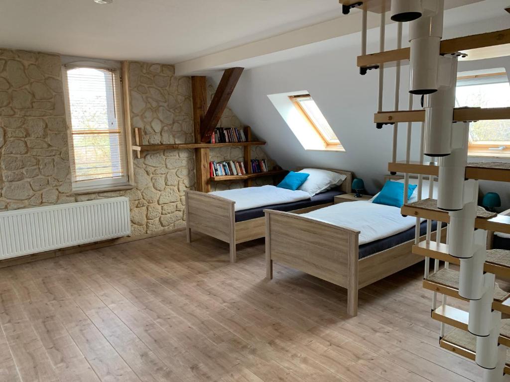 ein Schlafzimmer mit 2 Betten und einem Bücherregal in der Unterkunft SAM - Gasthaus.MD in Magdeburg