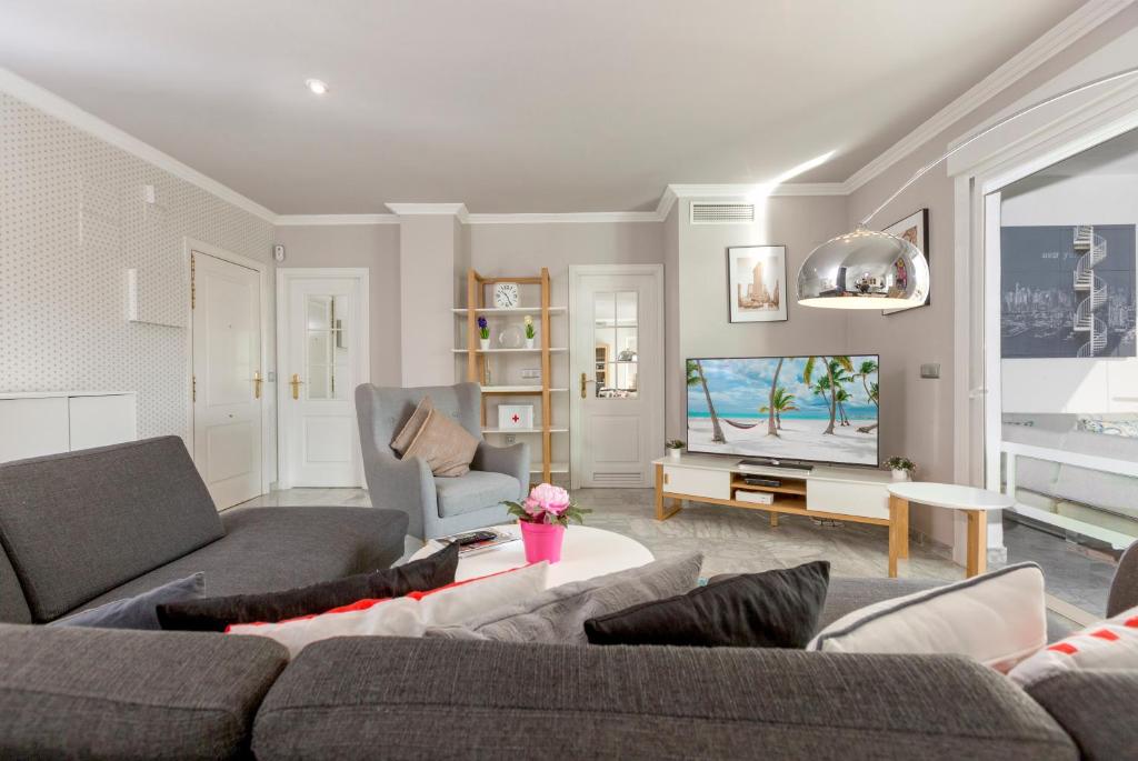 TV a/nebo společenská místnost v ubytování 4 Bedroom apartment in Puerto Banus 150 meters from the beach