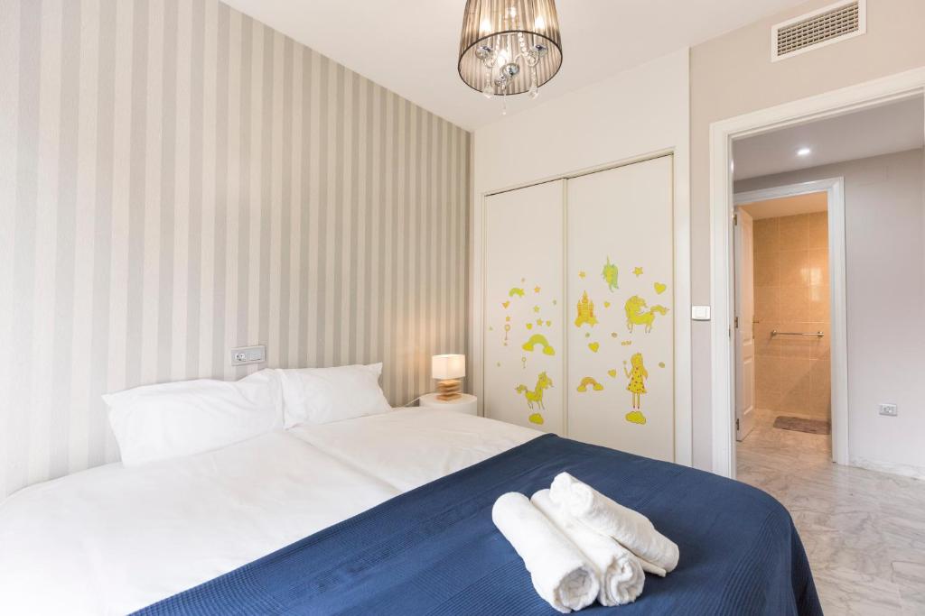 Postel nebo postele na pokoji v ubytování 4 Bedroom apartment in Puerto Banus 150 meters from the beach