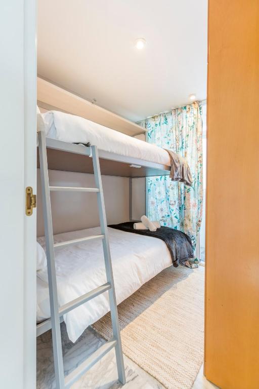 Postel nebo postele na pokoji v ubytování 4 Bedroom apartment in Puerto Banus 150 meters from the beach