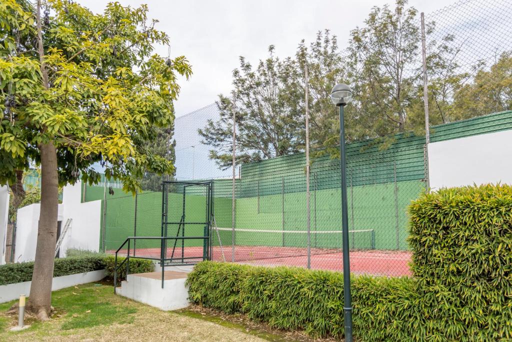 Tenis a/nebo squash v ubytování 4 Bedroom apartment in Puerto Banus 150 meters from the beach nebo okolí