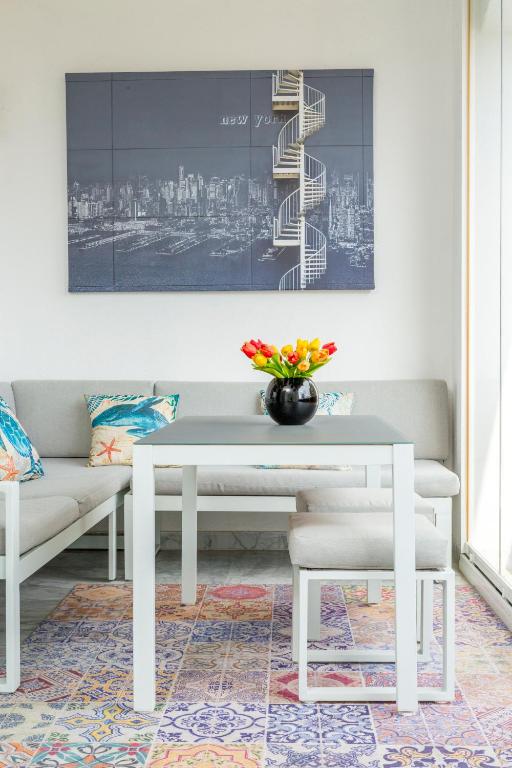 Posezení v ubytování 4 Bedroom apartment in Puerto Banus 150 meters from the beach