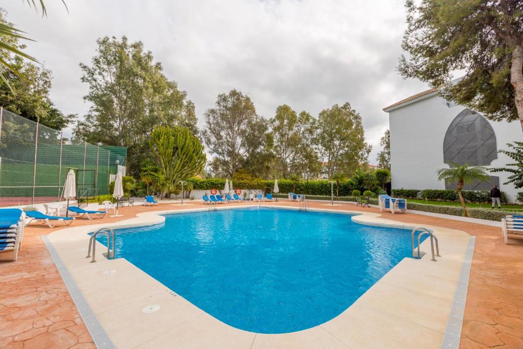 Bazén v ubytování 4 Bedroom apartment in Puerto Banus 150 meters from the beach nebo v jeho okolí