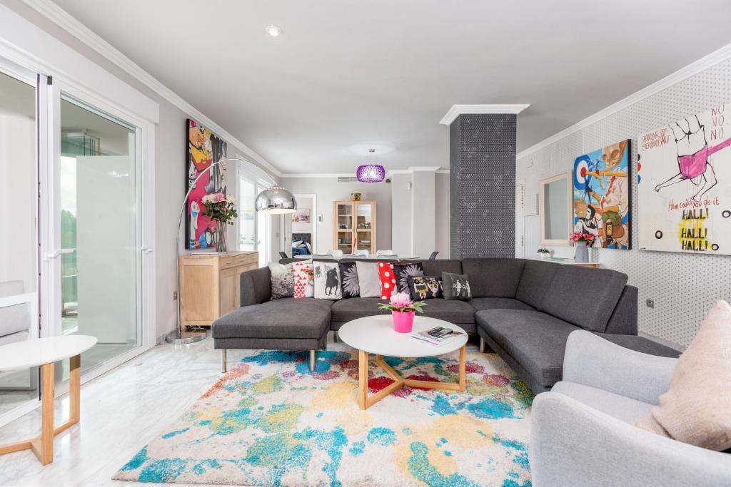 Posezení v ubytování 4 Bedroom apartment in Puerto Banus 150 meters from the beach