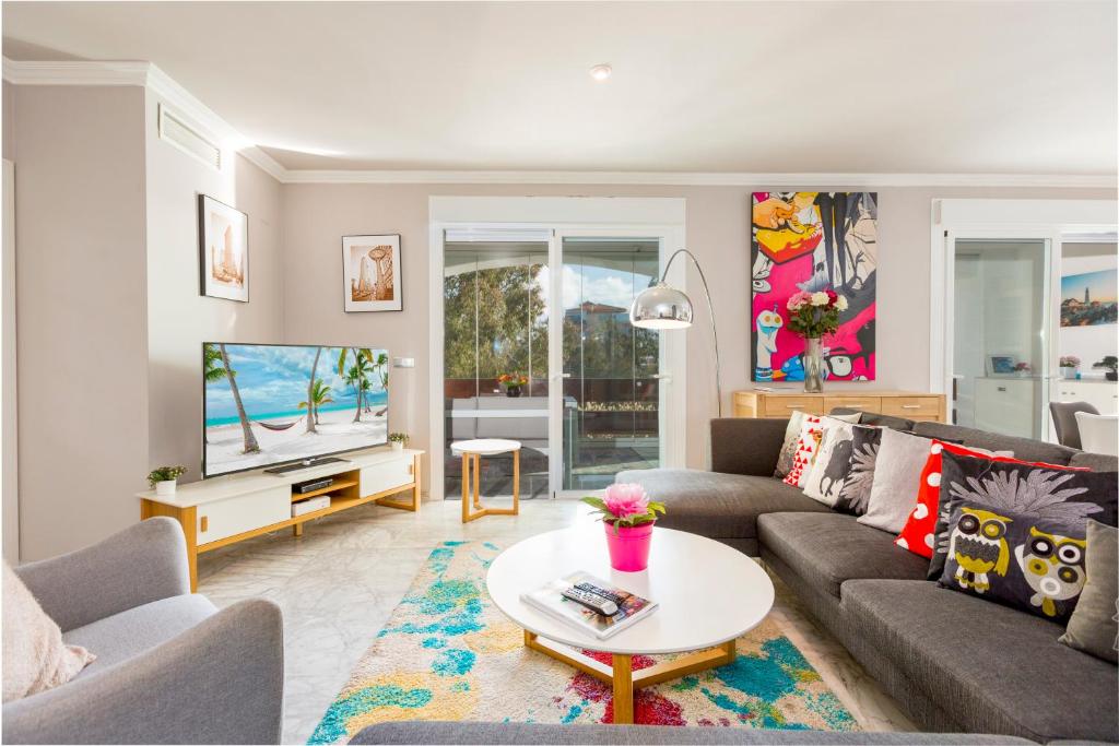 sala de estar con sofá y TV en 4 Bedroom apartment in Puerto Banus 150 meters from the beach, en Marbella