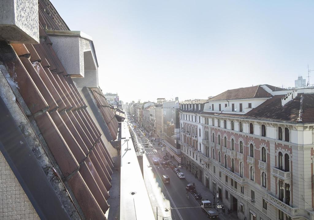 uma vista para uma rua da cidade com edifícios e carros em Smart Central Apartments em Milão