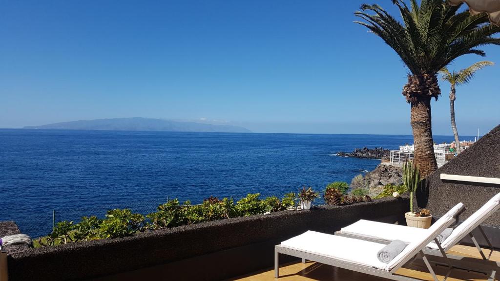 balcón con vistas al océano en Isora Coast en Puerto de Santiago