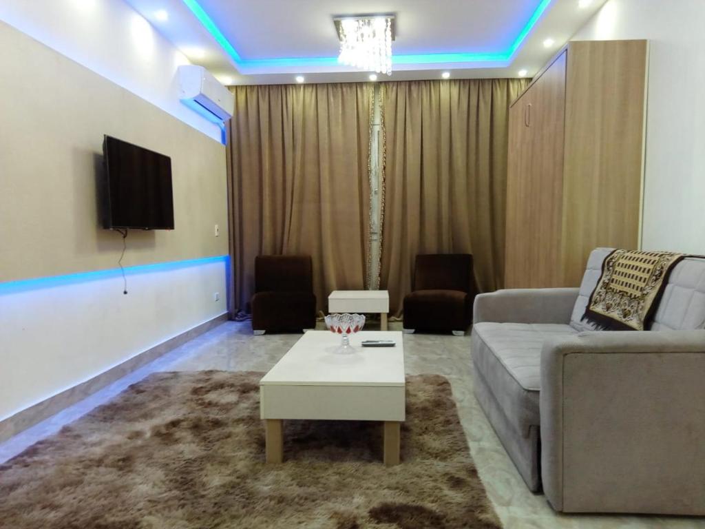 een woonkamer met een bank en een tafel bij Milsaa Studio in Caïro
