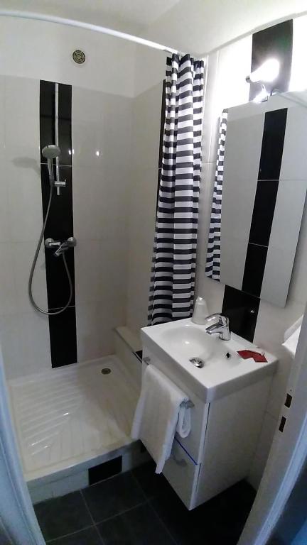 Koupelna v ubytování Hôtel Résidence Champerret