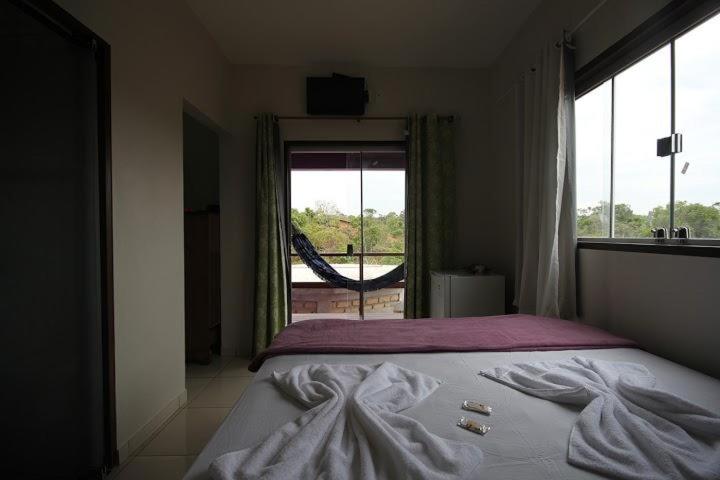 Tempat tidur dalam kamar di Flat da Pousada Avalon (Bolinha)