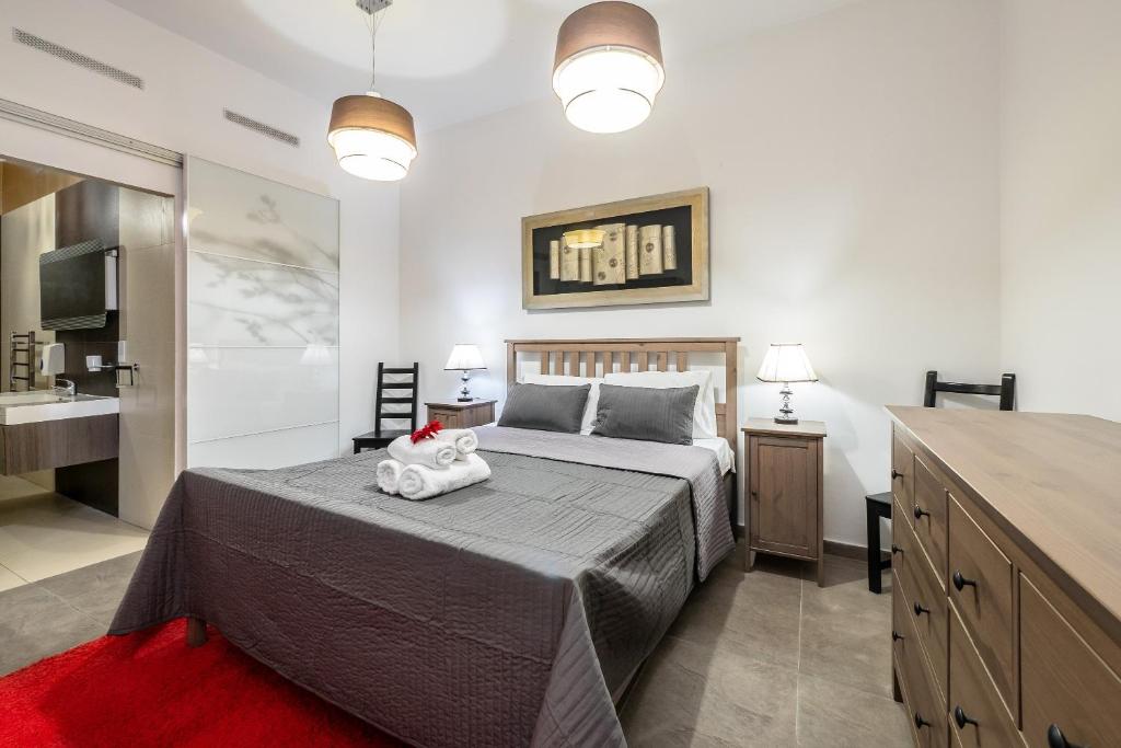 ein Schlafzimmer mit einem Bett und einem Handtuch darauf in der Unterkunft La Vallette in Valletta