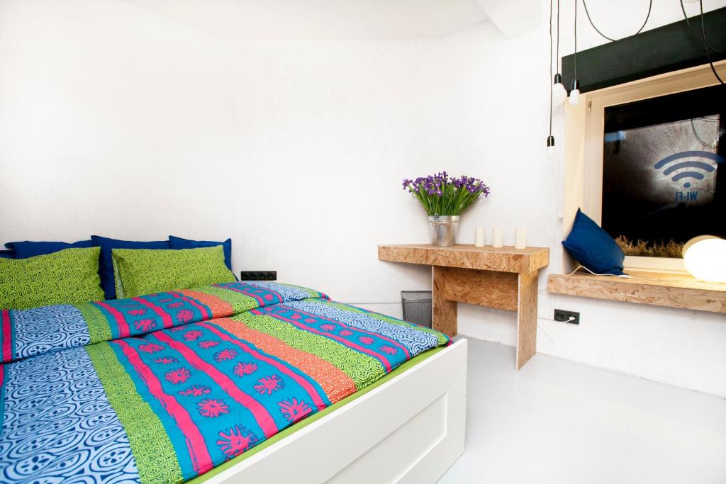 Una cama o camas en una habitación de Simple