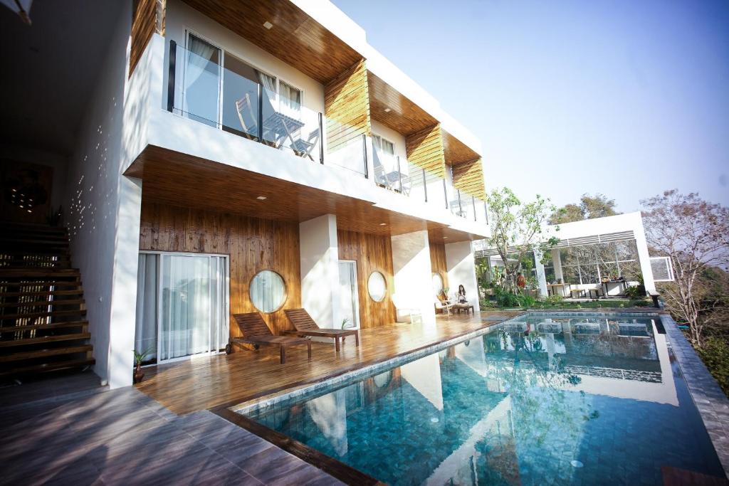 uma casa com uma piscina em frente em HOMU Villa Pua em Nan