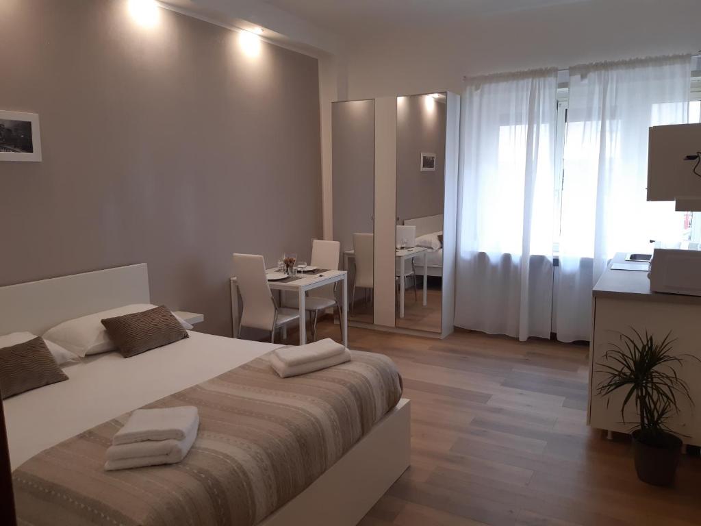 A bed or beds in a room at Apartament Filadelfia