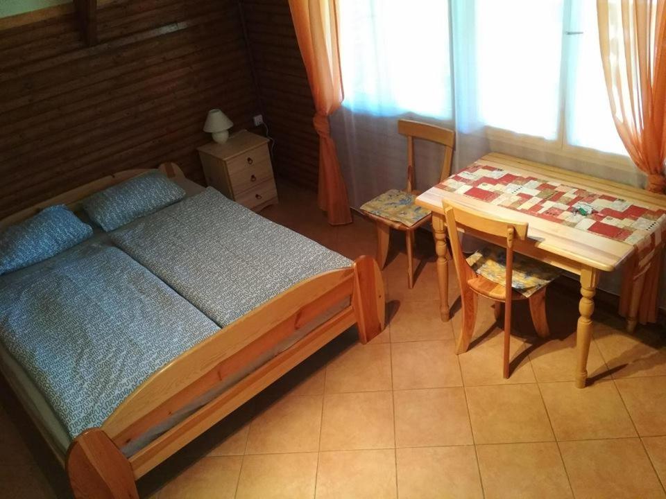 Postel nebo postele na pokoji v ubytování Őzike Apartmanházak