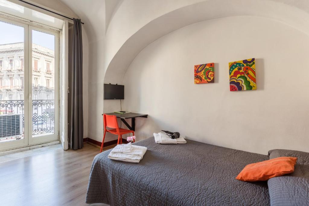 Uma cama ou camas num quarto em Da Gianni e Lucia Rooms with bathroom in the city center