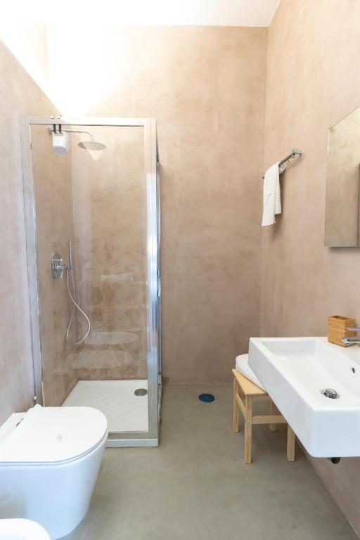 A bathroom at Florestine Napoli