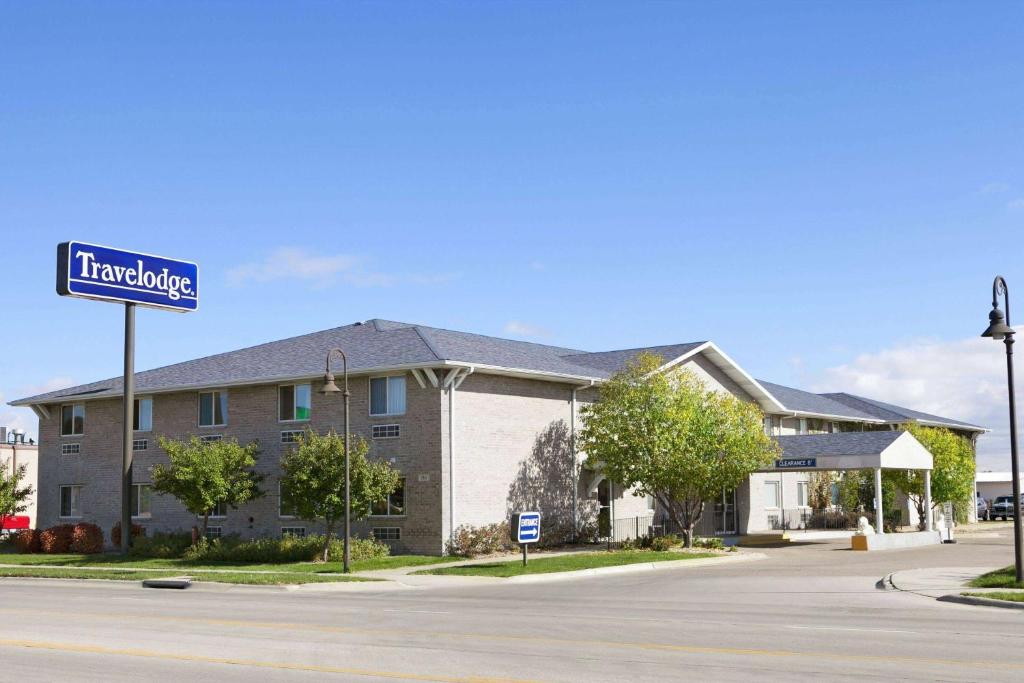 a street sign in front of a building at Travelodge by Wyndham Grand Island in Grand Island