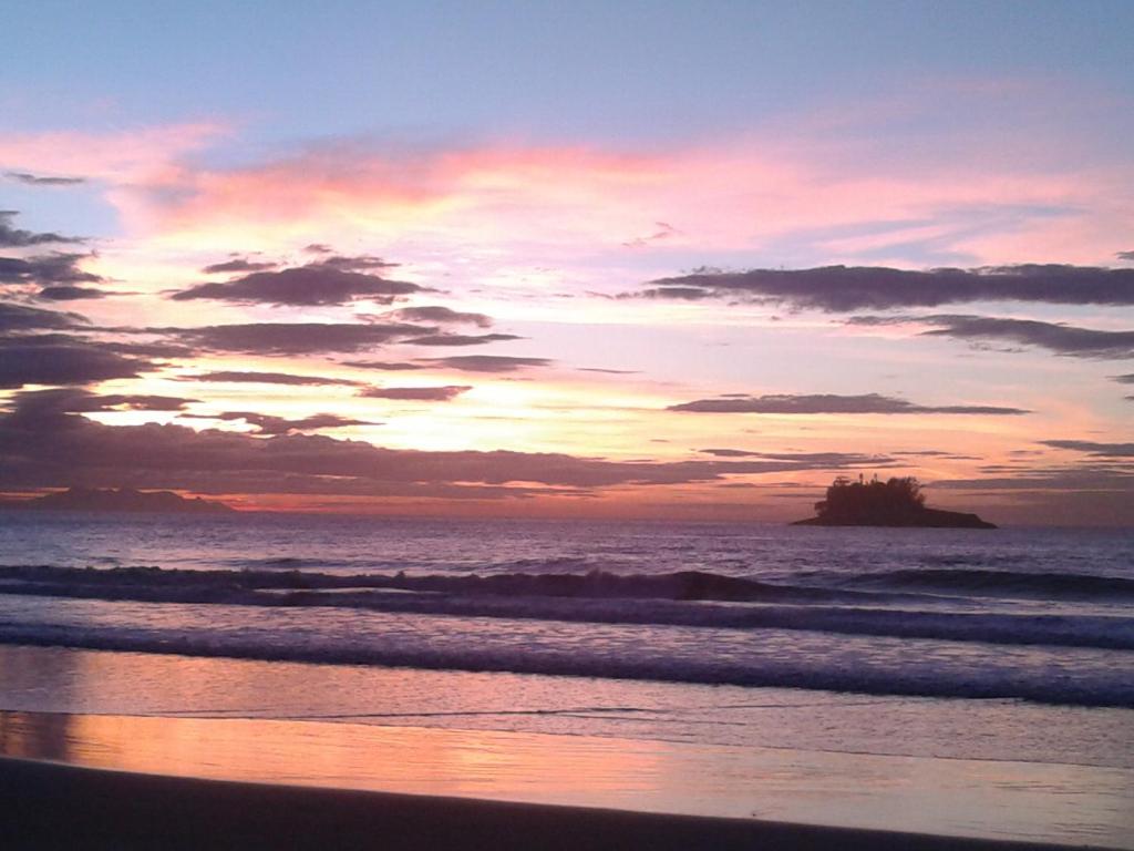  Suítes independentes a poucos passos da praia