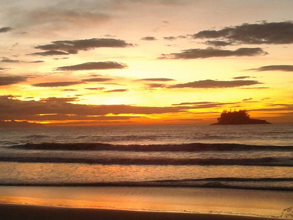  Suítes independentes a poucos passos da praia