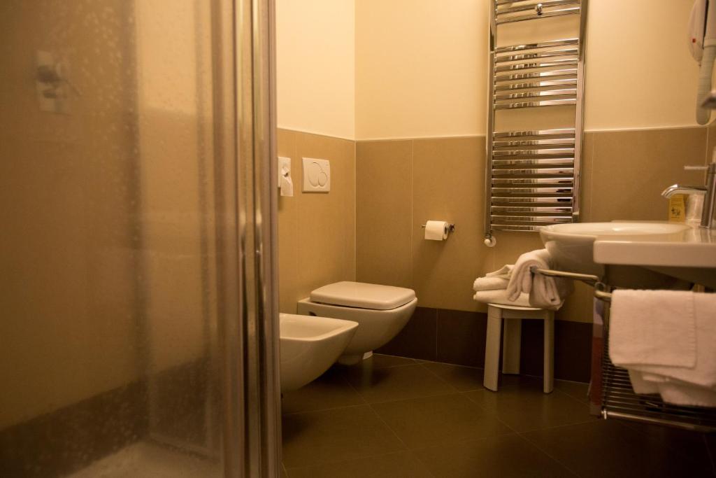 A bathroom at Hotel Ristorante Al Fiore