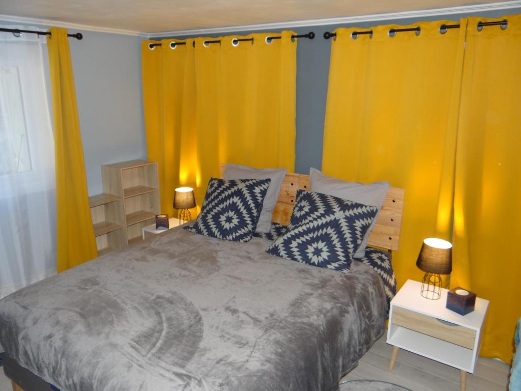 サン・ジャン・ド・モーリエンヌにあるBonne Nouvelleのベッドルーム1室(青と白の枕が備わるベッド1台付)