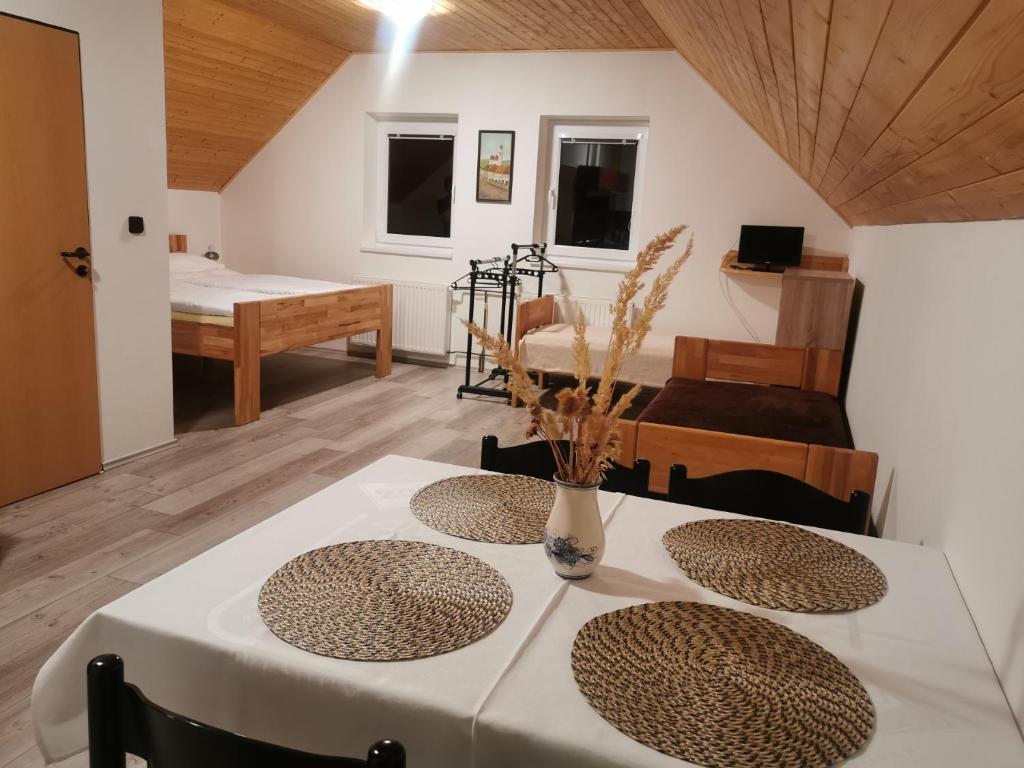 Łóżko lub łóżka w pokoju w obiekcie Apartmán U Brabců