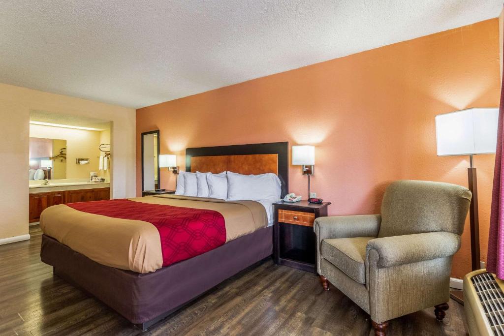 Postel nebo postele na pokoji v ubytování Econo Lodge