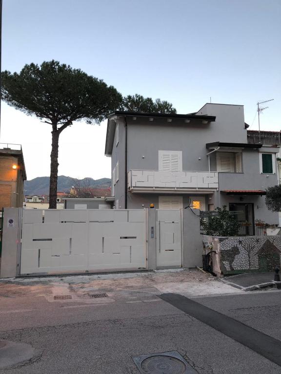 a white fence in front of a house at Casa Due Maggio in Cava deʼ Tirreni