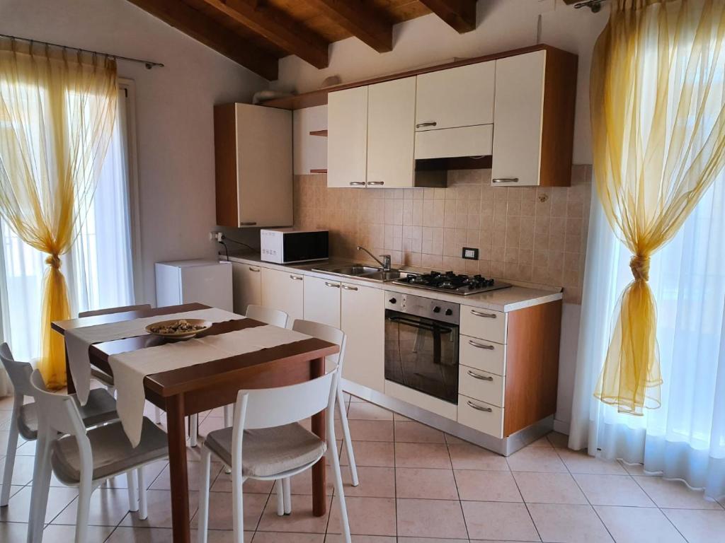 uma cozinha com uma mesa e um fogão forno superior em Il Borghetto em Lonigo