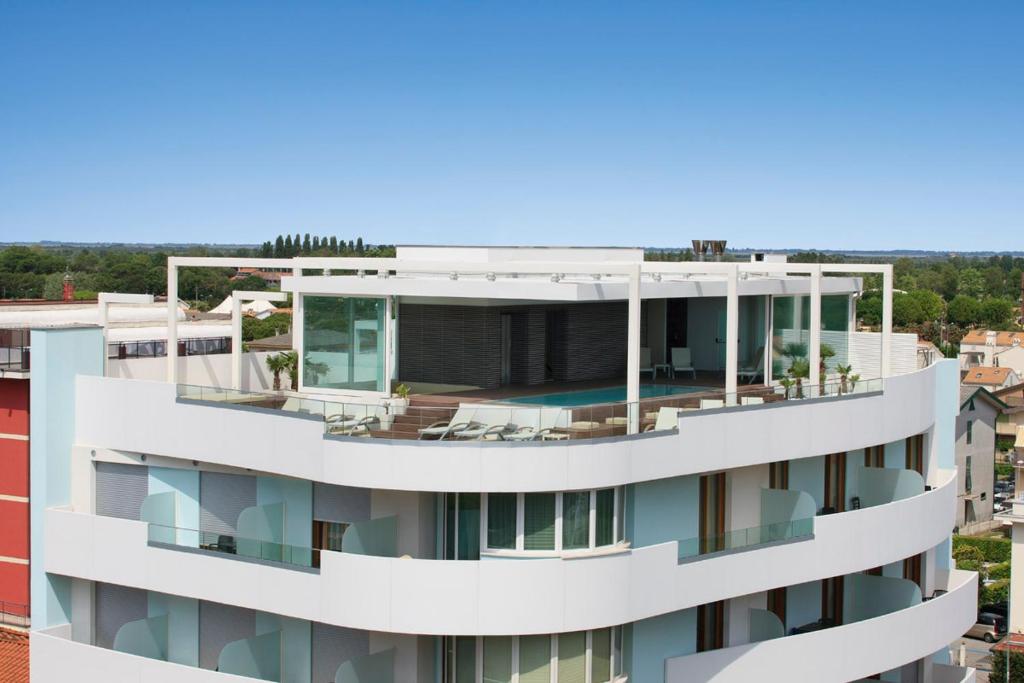 Luftblick auf ein Gebäude mit Balkonen in der Unterkunft Il Teatro in Lido di Jesolo