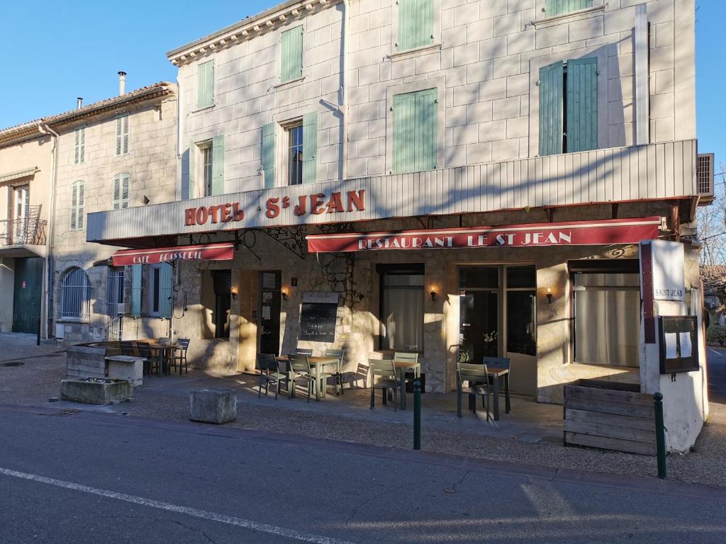 un bâtiment situé sur le côté d'une rue dans l'établissement Le Saint Jean, à Barbentane