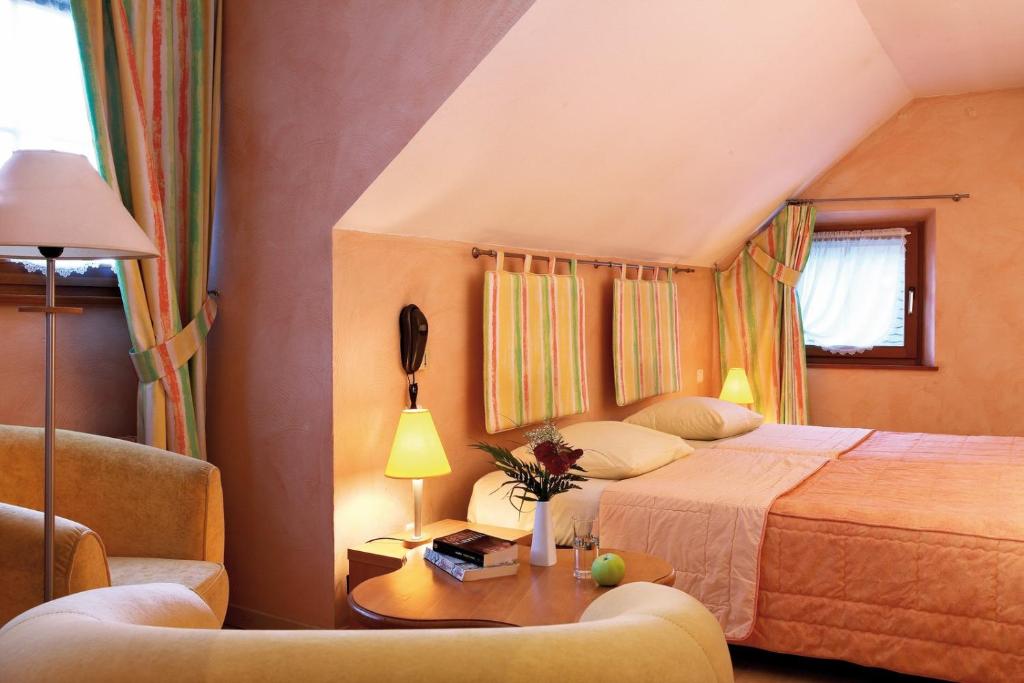 Postel nebo postele na pokoji v ubytování Hôtel A la Vignette - COLMAR-NORD