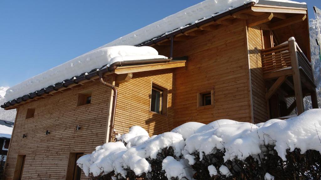 uma casa coberta de neve com neve em Chalet Champion 1 em Chamonix-Mont-Blanc